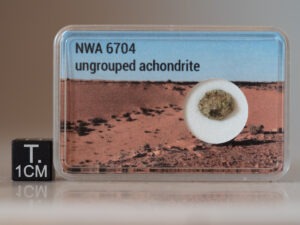NWA 6704 (ach. ungrouped) - 0.397g fragment