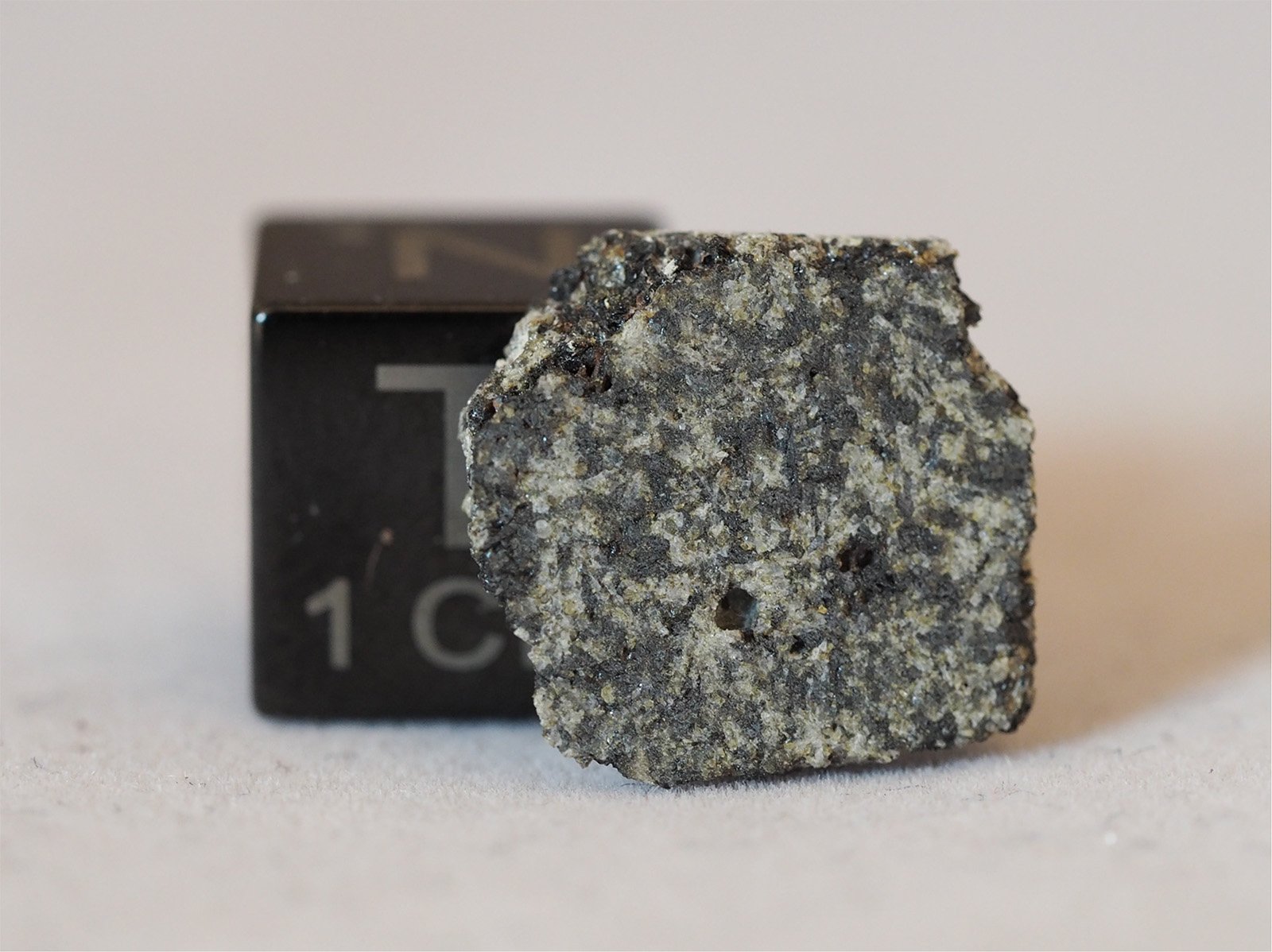 D'Orbigny (angrite) - 1.236g part slice - Image 2