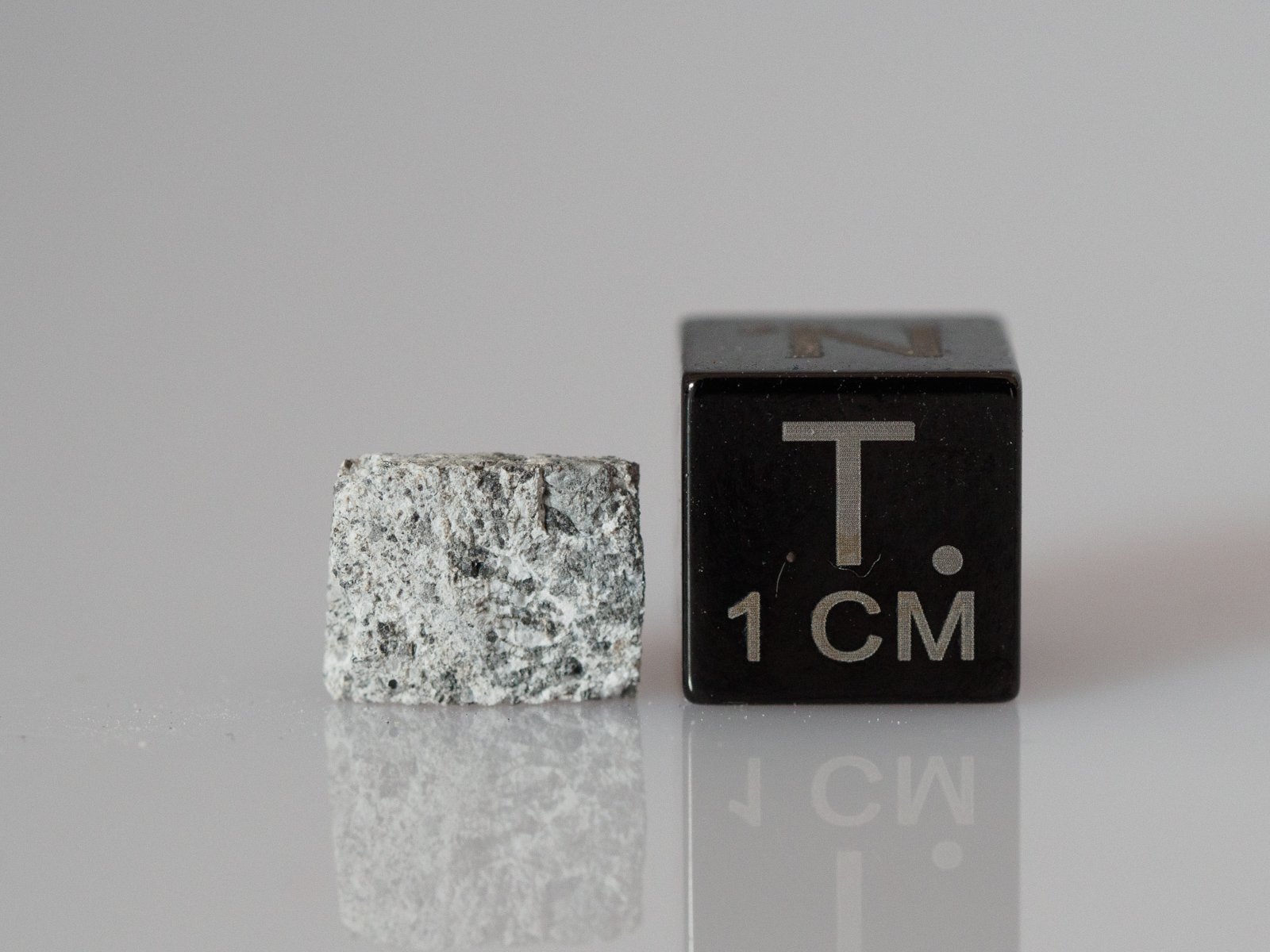 Jonzac (eucrite) - 0.375g part slice - Image 2