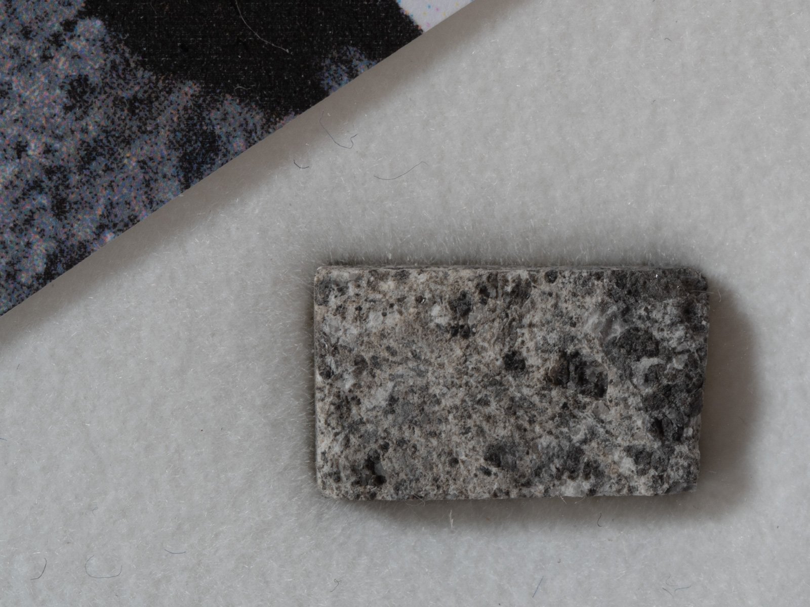 Jonzac (eucrite) - 0.965g part slice - Image 2