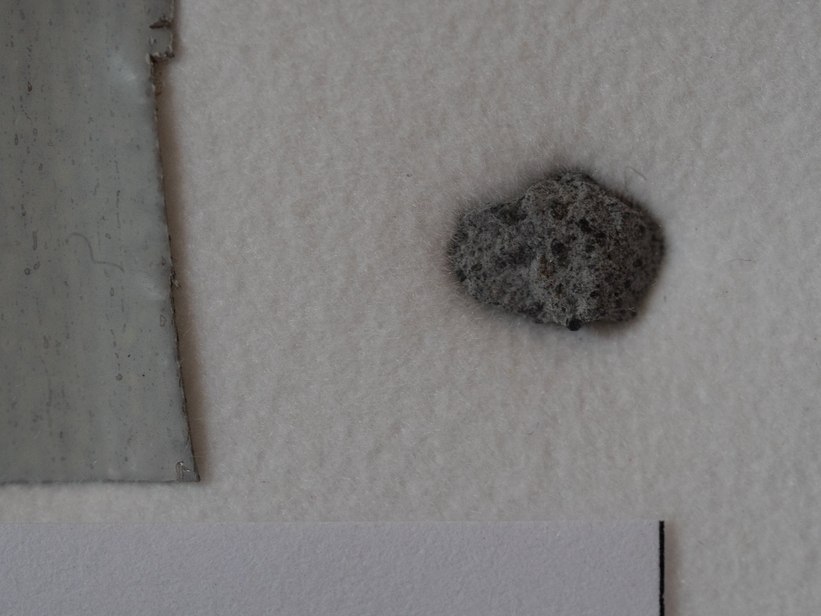 Kopargaon  (LL5) - 0.14g fragment with tile - Image 2