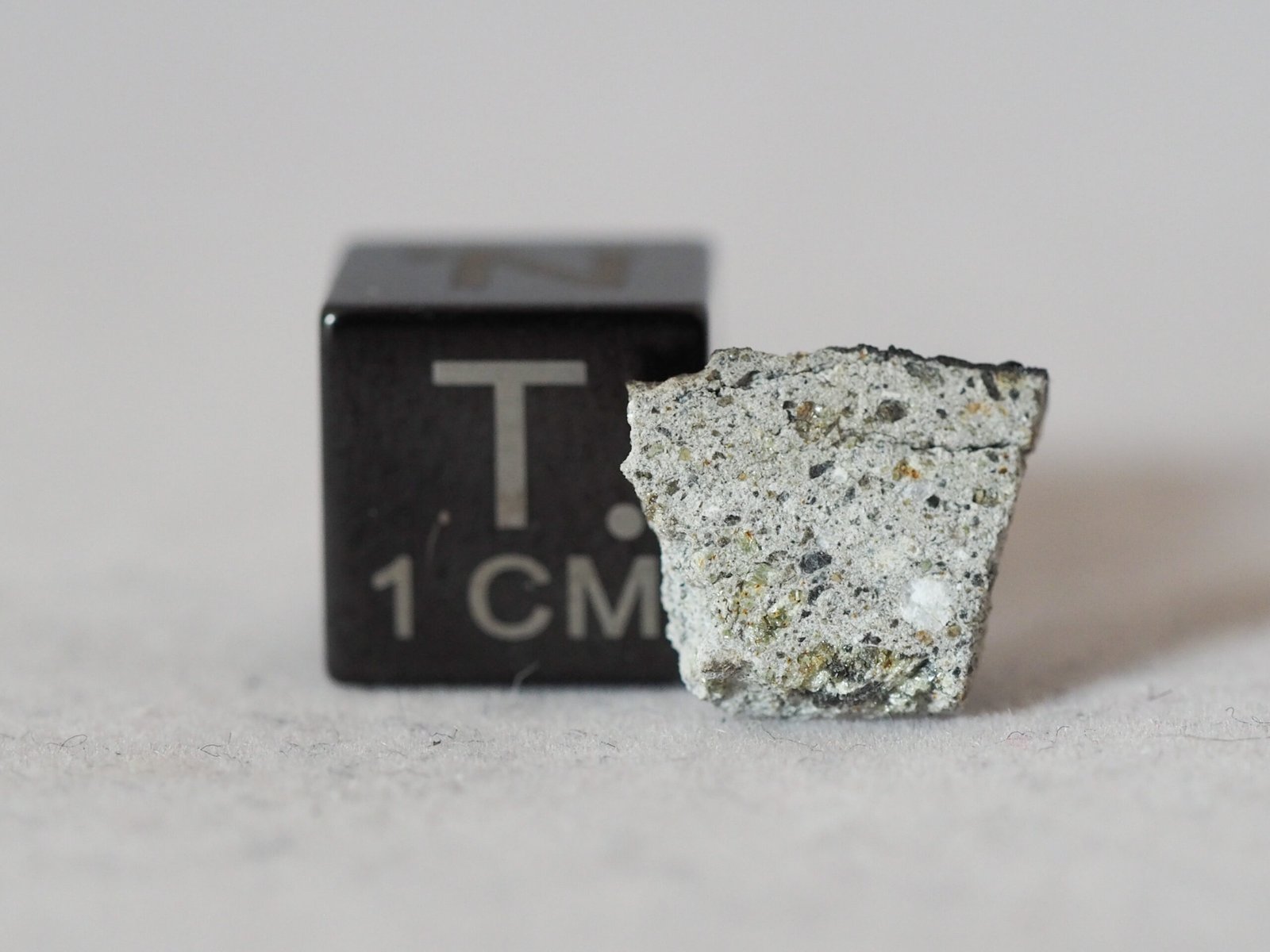 Le Teilleul (howardite) - 0.508g part slice with crust - Image 2