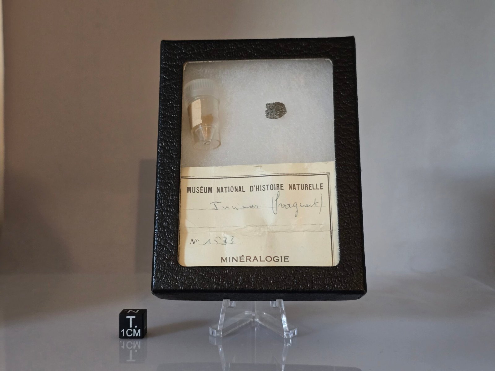 Juvinas (eucrite) - 0.45g fragment (MNHN !)