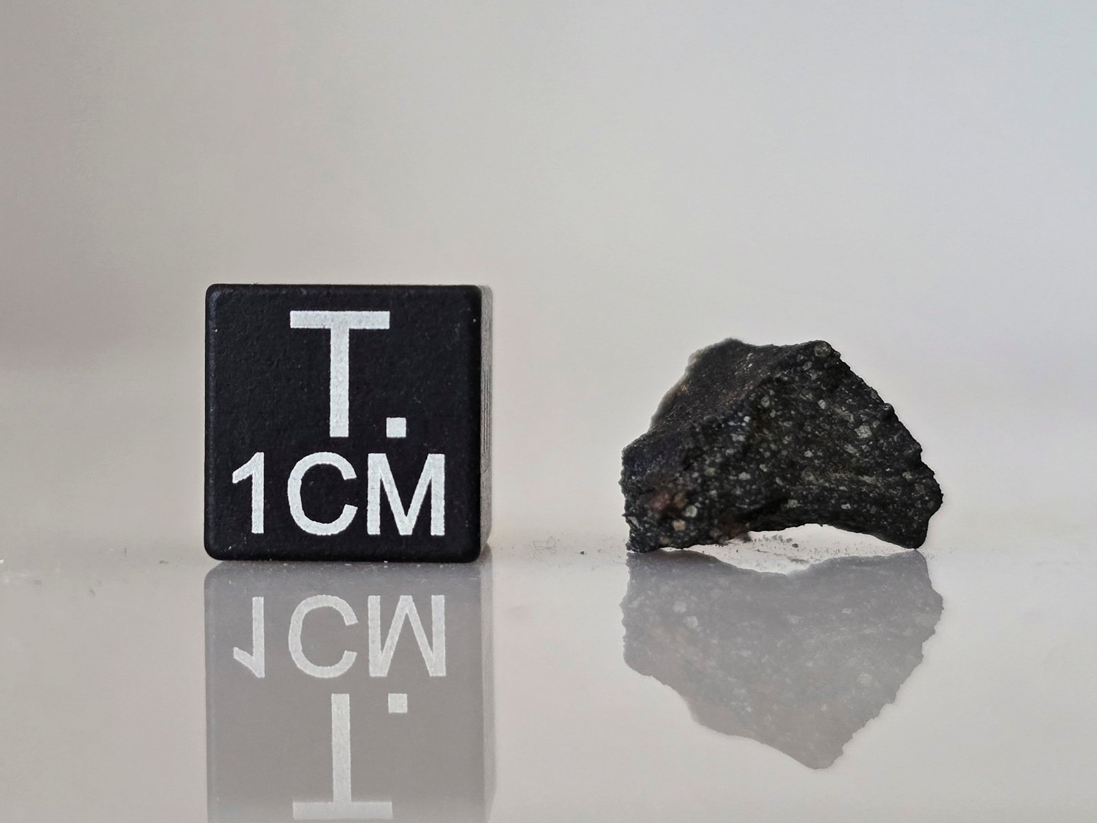 Murchison (CM2) - 1.076g fragment with crust - Image 5