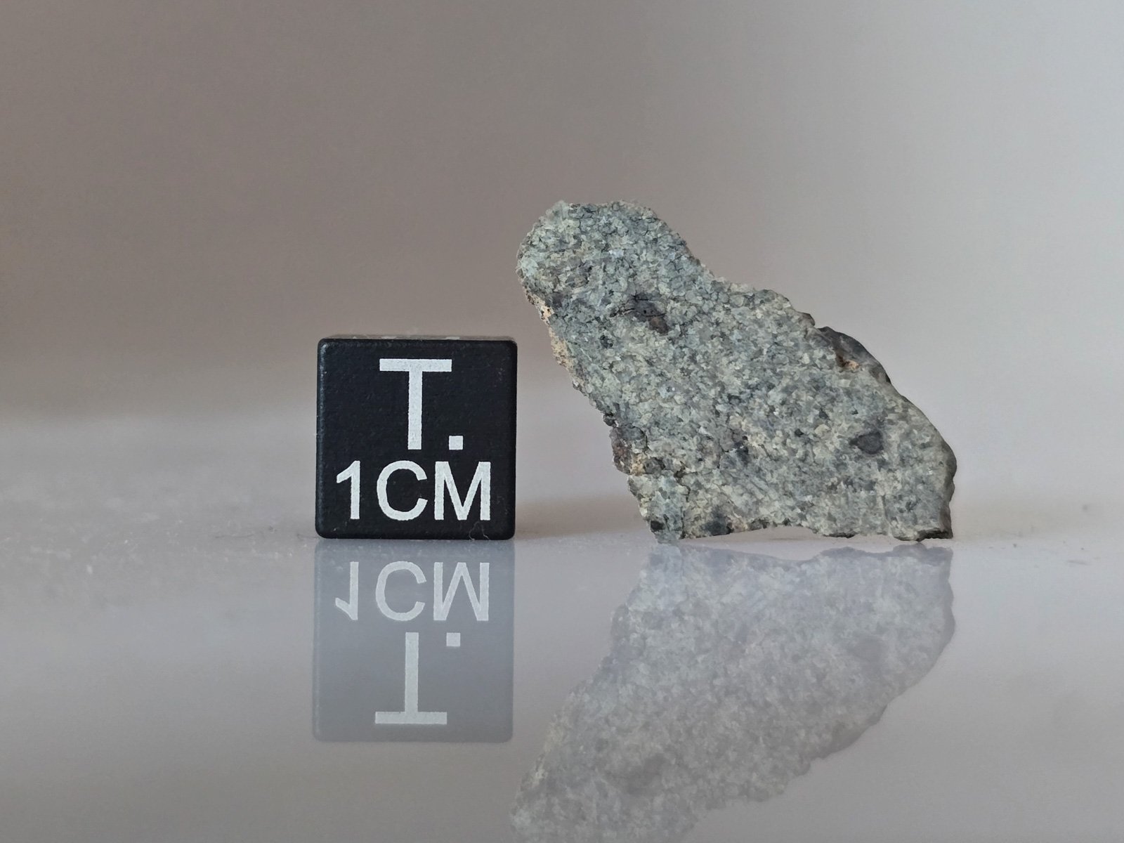 NWA 13187 (shergottite) - 1.417g part slice - Image 3