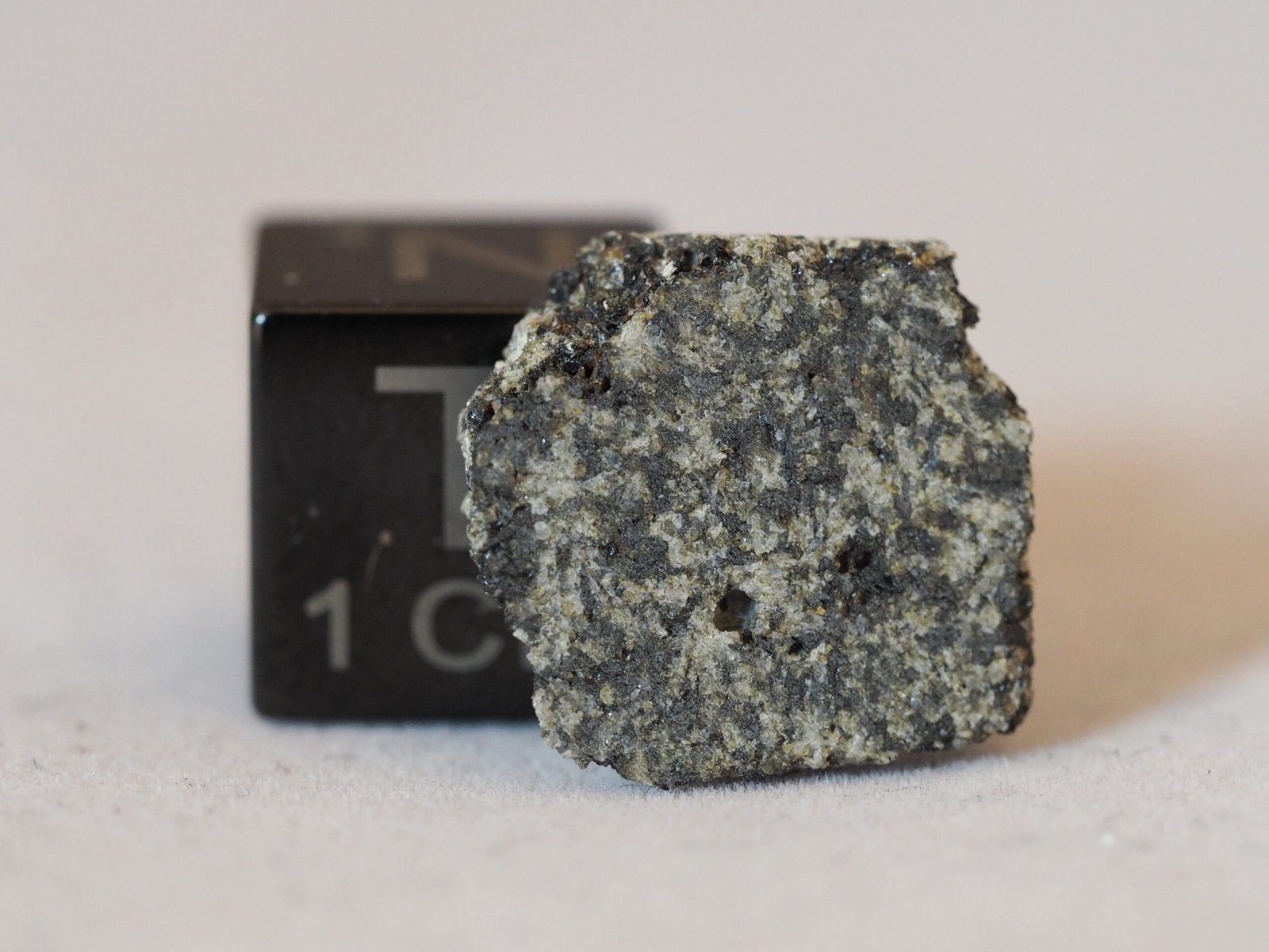 D'Orbigny (angrite) - 1.126g part slice - Image 2