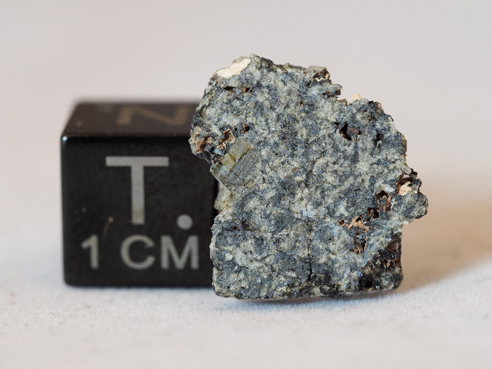 D'Orbigny (angrite) - 1.284g part slice - Image 2